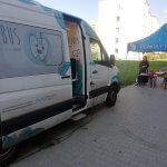 Samochód Dentobus stojący przed szkołą