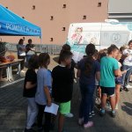 Uczniowie czekają na wizytę dentystyczną