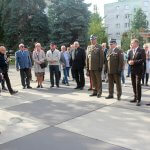 Zaproszeni goście stoją na placu podczas odsłonięcia płaskorzeźby Bolesława Krzywoustego