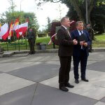 Starosta Policki Andrzej Bednarek i Burmistrz Polic Władysław Diakun stoją na placu przy płaskorzeźbie Bolesława Krzywoustego