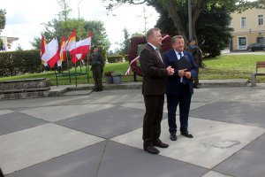 Starosta Policki Andrzej Bednarek i Burmistrz Polic Władysław Diakun stoją na placu przy płaskorzeźbie Bolesława Krzywoustego