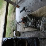 Uczestnik zawodów strzeleckich leży na brzuchu i oddaje strzał