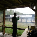 Uczestnik zawodów strzeleckich oddaje strzał stojąc