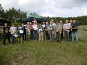 Uczestnicy zawodów strzeleckich z nagrodami na wspólnym zdjęciu