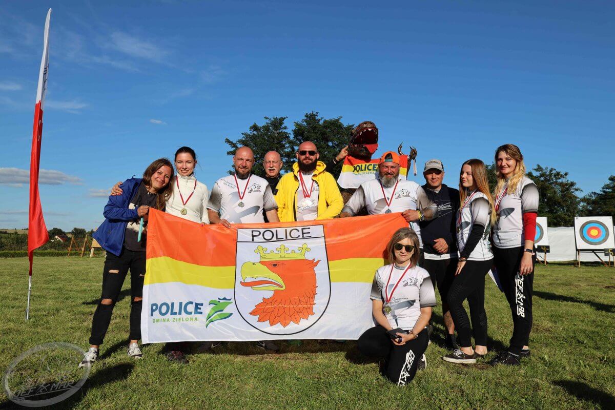 Reprezentacja klubu Defmar Police z flagą Polic