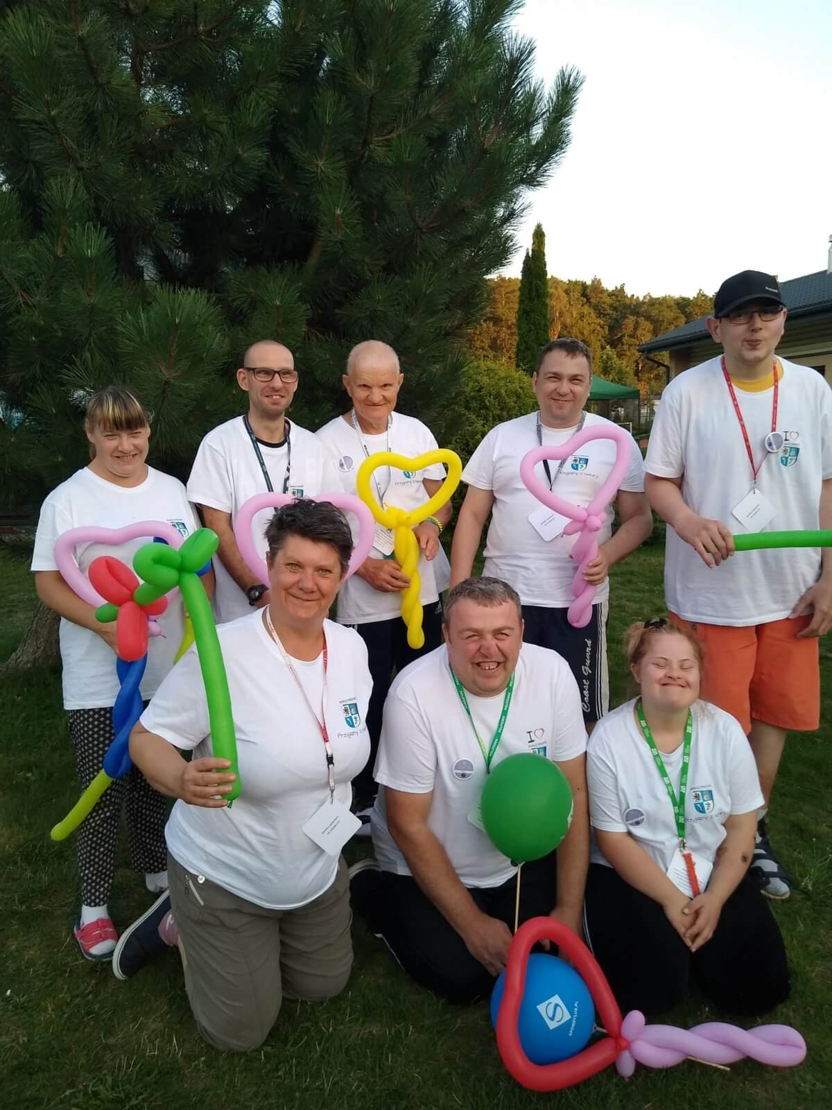 Uczestnicy Warsztatów Terapii Zajęciowej w Policach na wspólnym zdjęciu