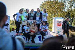 Zwycięzcy X Biegu Przełajowego "Jarzębina" na podium wraz z Wicestarostą Polickim Joanną Napiwodzką i Wójt Gminy Dobra Teresą Derą