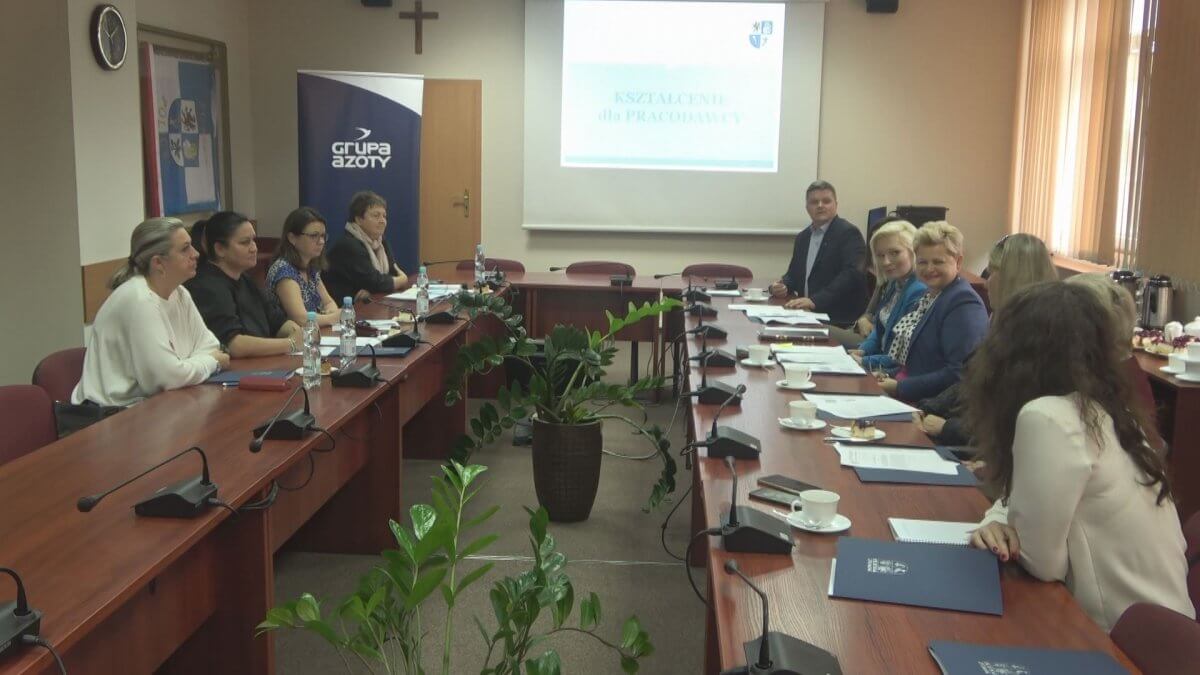 Uczestnicy spotkania roboczego w sali sesyjnej