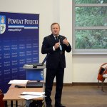 Starosta Policki Andrzej Bednarek przemawia podczas konferencji