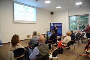 Starosta Policki Andrzej Bednarek przemawia podczas konferencji