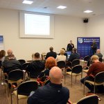 Uczestnicy konferencji szkoleniowej słuchają prezentacji