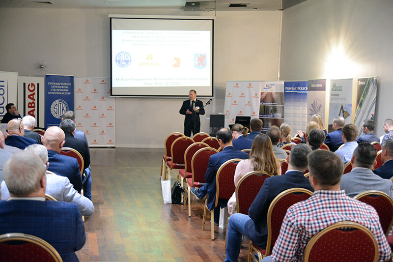 Starosta Policki Andrzej Bednarek przemawia podczas XX Forum Drogownictwa Województwa Zachodniopomorskiego