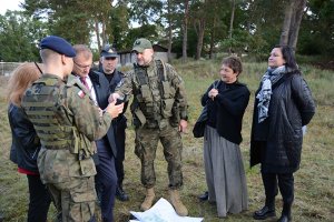 Zachodniopomorski Wicekurator Oświaty, Członek Zarządu Powiatu w Policach oraz Dyrektor Zespołu Szkół im. I. Łukasiewicza w Policach podczas pokazu korzystania z nawigacji