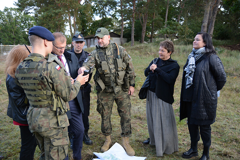 Zachodniopomorski Wicekurator Oświaty, Członek Zarządu Powiatu w Policach oraz Dyrektor Zespołu Szkół im. I. Łukasiewicza w Policach podczas pokazu korzystania z nawigacji