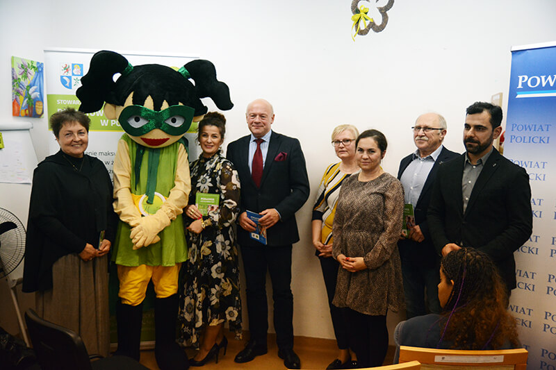 Uczestnicy premiery filmu wraz z maskotką Harmonijką na wspólnym zdjęciu