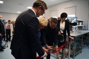 Dyrektor szpitala SPSK PUM wraz z zaproszonymi gośćmi przecinają wstęgę otwarcia w sterylizatorni