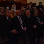 Zaproszeni goście siedzą na widowni Miejskiego Ośrodka Kultury w Policach