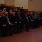 Zaproszeni goście siedzą na widowni Miejskiego Ośrodka Kultury w Policach