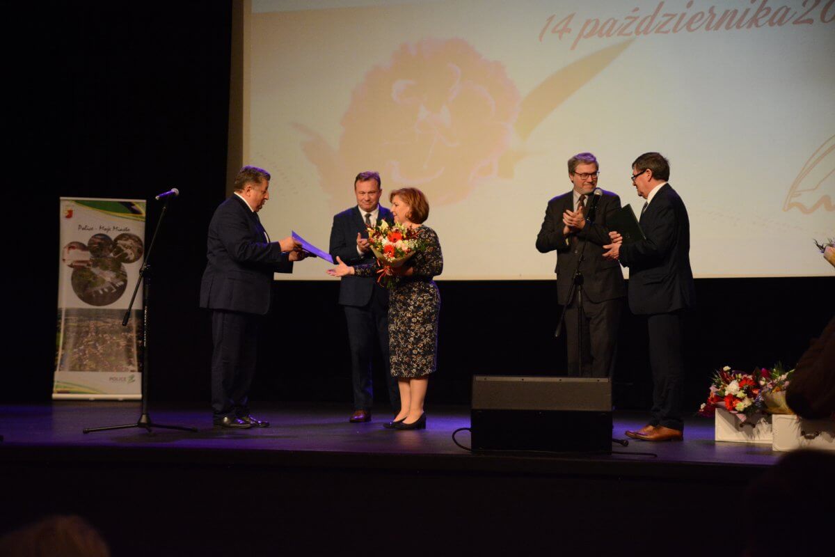 Nagradzanie na scenie Miejskiego Ośrodka Kultury w Policach