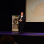 Burmistrz Polic Władysław Diakun przemawia na scenie