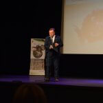 Przewodniczący Rady Miejskiej w Policach Andrzej Rogowski przemawia na scenie