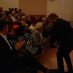 Starosta Policki Andrzej Bednarek wręcza kwiaty