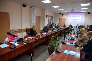 Radni Rady Powiatu siedzą przy stole podczas obrad