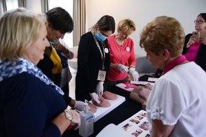 Stojące kobiety przy fantomach piersi