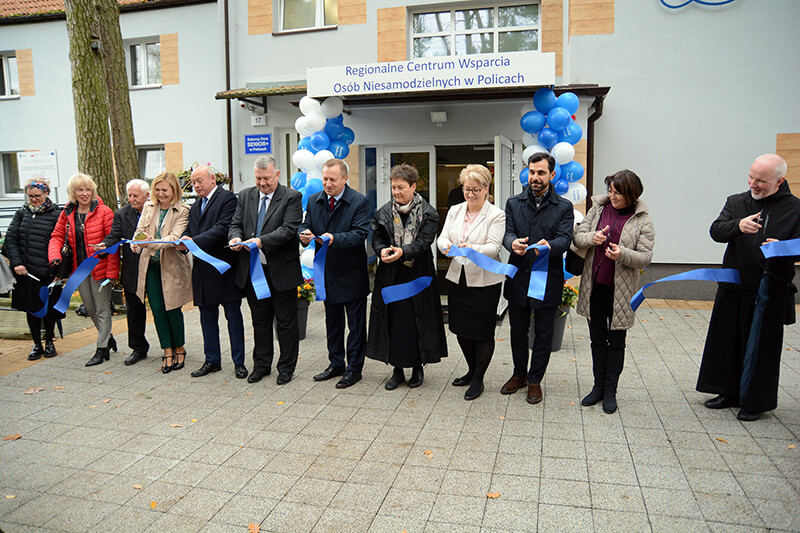 Zaproszeni goście przecinają wstęgę przed RCWON w Policach