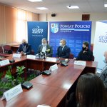 Przedstawiciele Powiatu Polickiego i Grupy Azoty Polyolefins S.A. siedzą przy stole w sali sesyjnej
