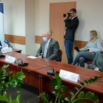 Przedstawiciele Powiatu Polickiego i Grupy Azoty Polyolefins S.A. siedzą w sali sesyjnej