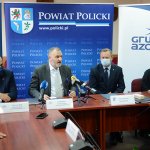 Przedstawiciele Powiatu Polickiego i Grupy Azoty Polyolefins S.A. siedzą w sali sesyjnej