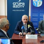 Przedstawiciele Powiatu Polickiego i Grupy Azoty Polyolefins S.A. siedzą w sali sesyjnej