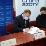 Starosta Policki Andrzej Bednarek podpisuje porozumienie
