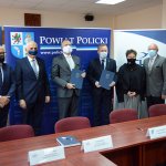 Przedstawiciele Powiatu Polickiego i Grupy Azoty Polyolefins S.A. stoją na wspólnym zdjęciu