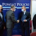Przedstawiciele Powiatu Polickiego i Grupy Azoty Polyolefins S.A. stoją i przekazują sobie porozumienie