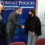 Przedstawiciele Powiatu Polickiego i Grupy Azoty Polyolefins S.A. stoją i przekazują sobie porozumienie