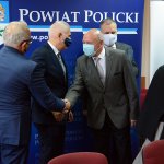 Przedstawiciele Powiatu Polickiego i Grupy Azoty Polyolefins S.A. stoją i przekazują sobie porozumienie