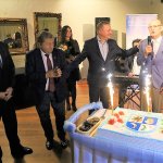 Moment złożenia życzeń z okazji urodzin dla autora książki. Od lewej Przewodniczący Rady Powiatu w Policach Cezary Arciszewski, Burmistrz Polic Władysław Diakun, Starosta Policki Andrzej Bednarek oraz autor książki Stefan Marszałek. Okolicznościowy tort z racami, a w tle niebieski baner z napisem Powiat Policki.