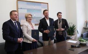 Podpisanie umowy na dofinansowanie z RPO WZ przebudowy drogi powiatowej Dołuje - Stobno. Na zdjęciu od lewej: starosta policki Andrzej Bednarek, wicestarosta Joanna Napiwodzka, marszałek Olgierd Geblewicz i radny województwa Wojciech Dorżynkiewicz.