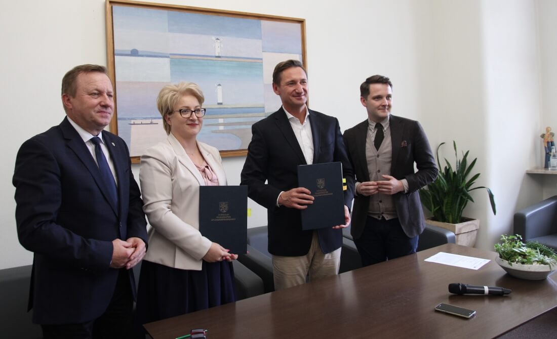 Podpisanie umowy na dofinansowanie z RPO WZ przebudowy drogi powiatowej Dołuje - Stobno. Na zdjęciu od lewej: starosta policki Andrzej Bednarek, wicestarosta Joanna Napiwodzka, marszałek Olgierd Geblewicz i radny województwa Wojciech Dorżynkiewicz.