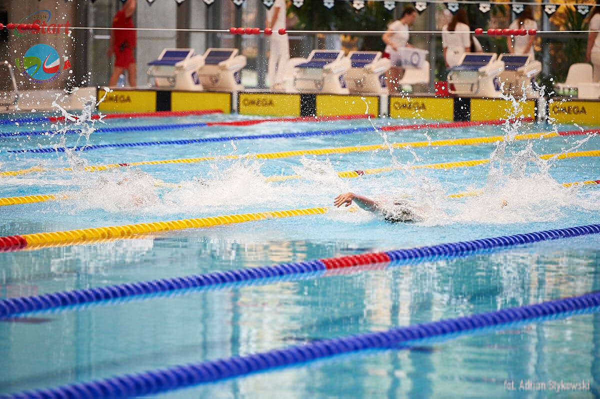 Pływak płynie w basenie pływackim