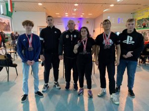 Zawodnicy i trenerzy AKS Promień Police na wspólnym zdjęciu