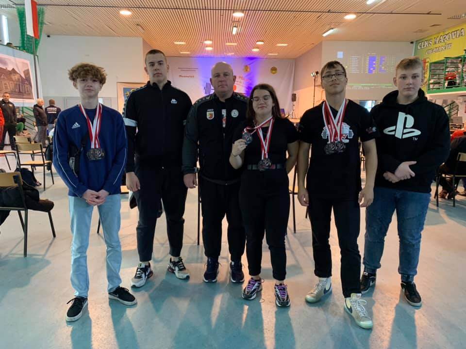 Zawodnicy i trenerzy AKS Promień Police na wspólnym zdjęciu