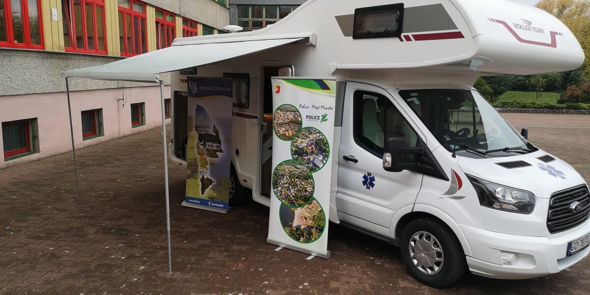 Kamper do szczepienia osób przeciwko COVID-19 oraz roll-upy Powiatu Polickiego i Gminy Police