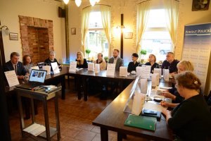 Uczestnicy seminarium siedzą przy stole