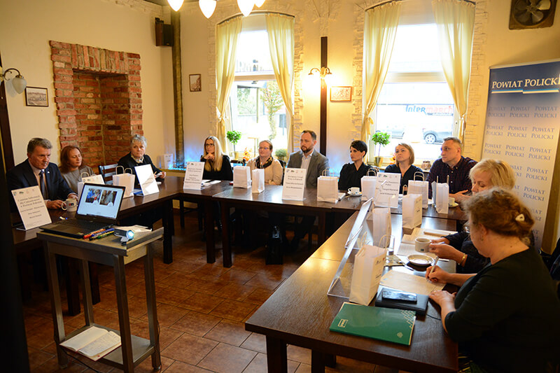 Uczestnicy seminarium siedzą przy stole