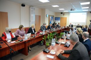 Radni Rady Powiatu w Policach podczas obrad sesji Rady Powiatu w Policach