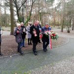 Przedstawiciele Gminy Police składają kwiaty i znicze przed obeliskiem w Parku Solidarności w Policach