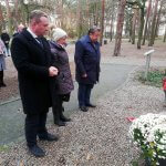 Przedstawiciele Gminy Police składają kwiaty i znicze przed obeliskiem w Parku Solidarności w Policach